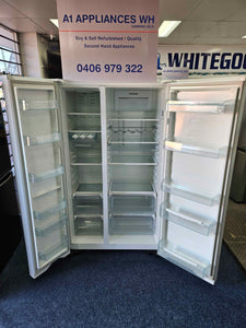 Westinghouse 700L Double Door Fridge Freezer White / WSE7000WE