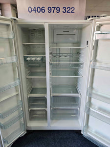 Westinghouse 700L Double Door Fridge Freezer White / WSE7000WE