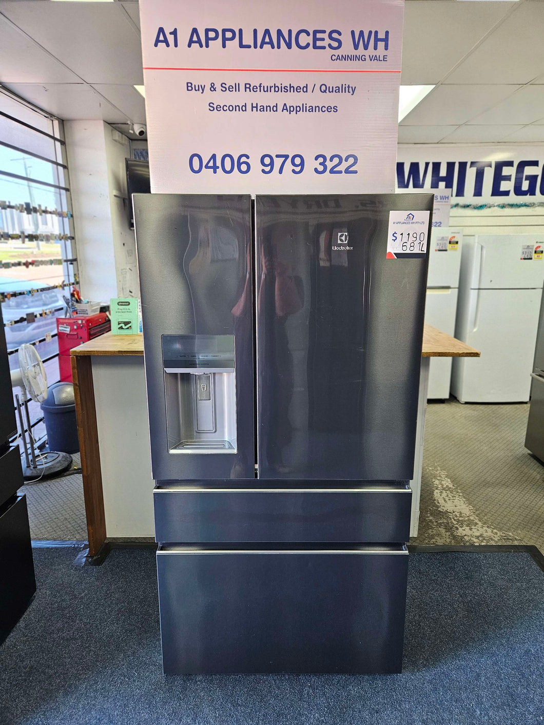 Electrolux 681L French Door Fridge Freezer Dark Silver / EHE6899BA